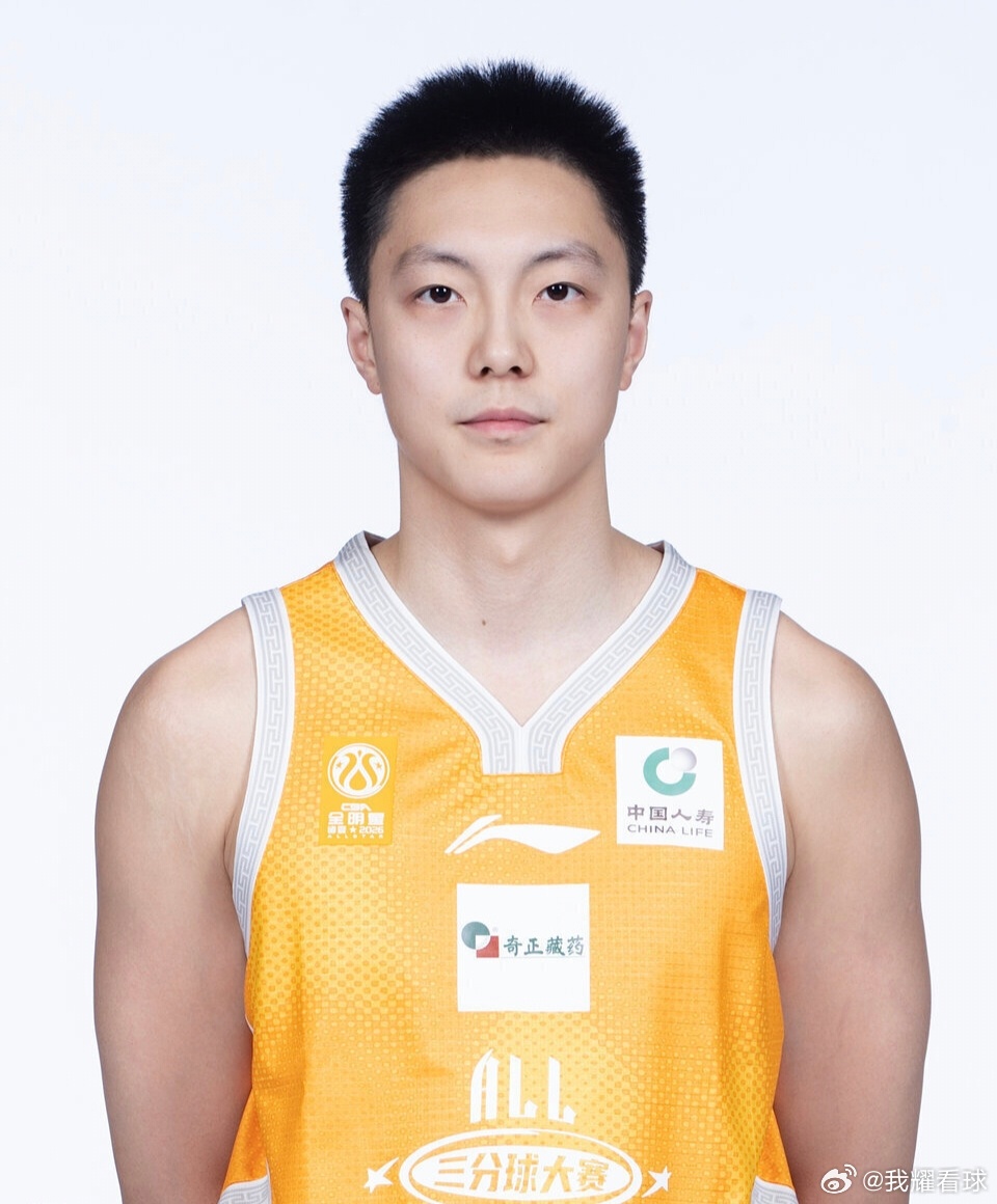 广东队球员全明星定妆照👇享受比赛，玩得开心！ 