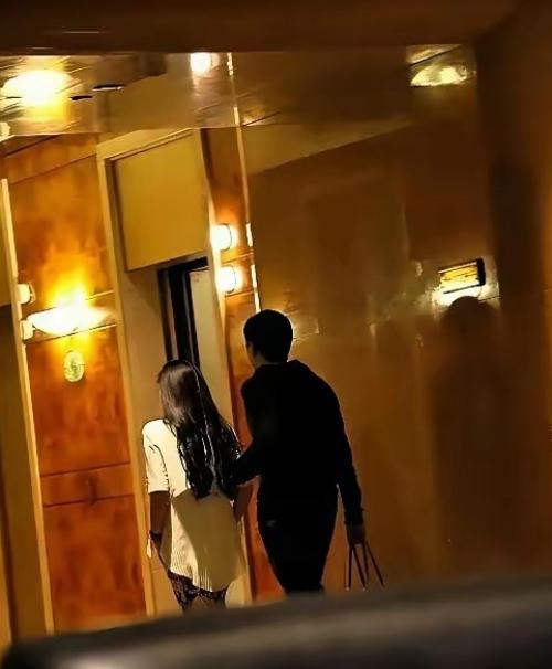 太冤了，山东淄博，女子背着老公和男子去酒店开房，不料，两人赤身裸体共处时，女子老
