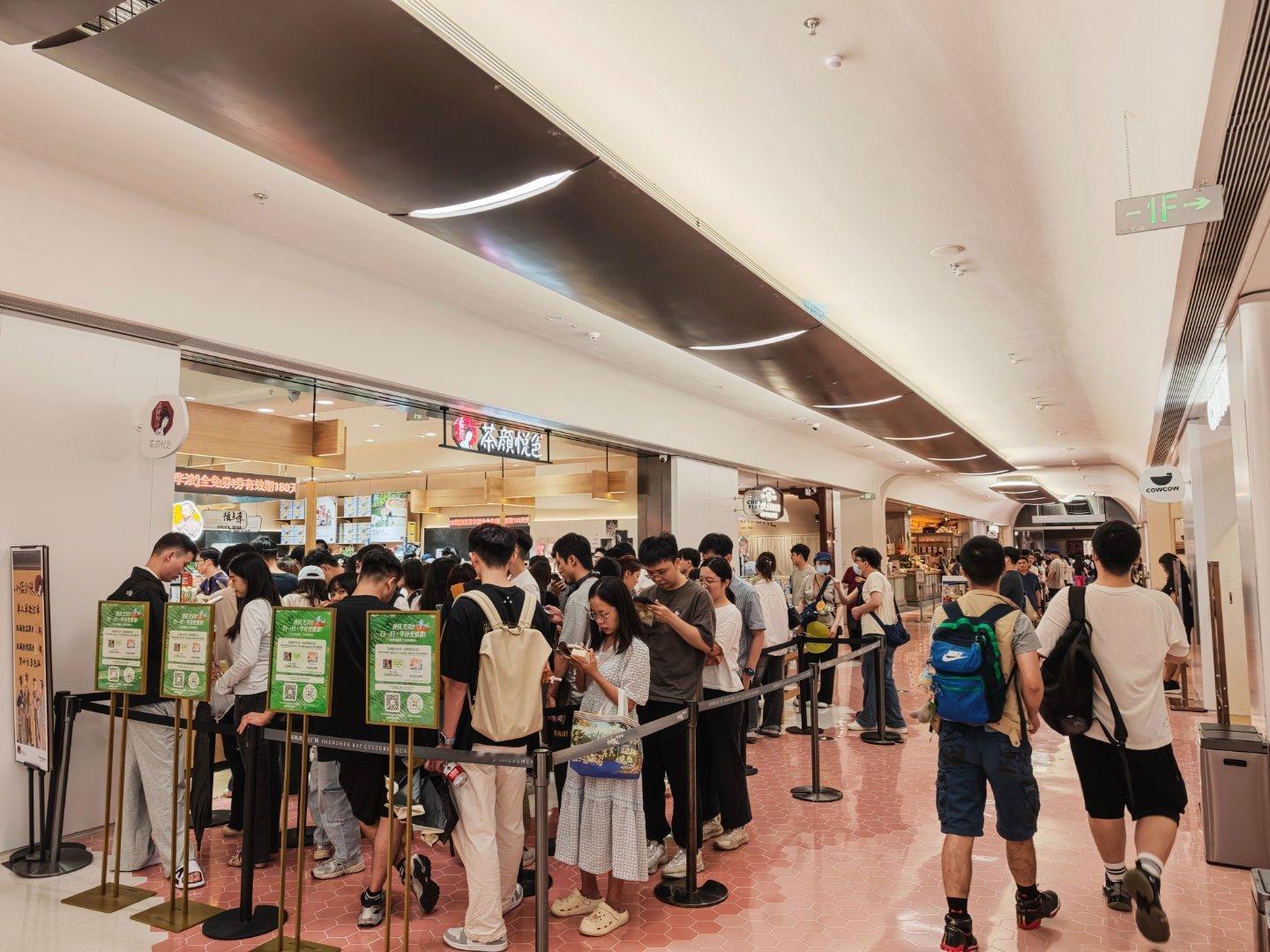 茶颜悦色开来了深圳万象城，排队少说1小时以上，旁边有代购，每杯加10元 深圳