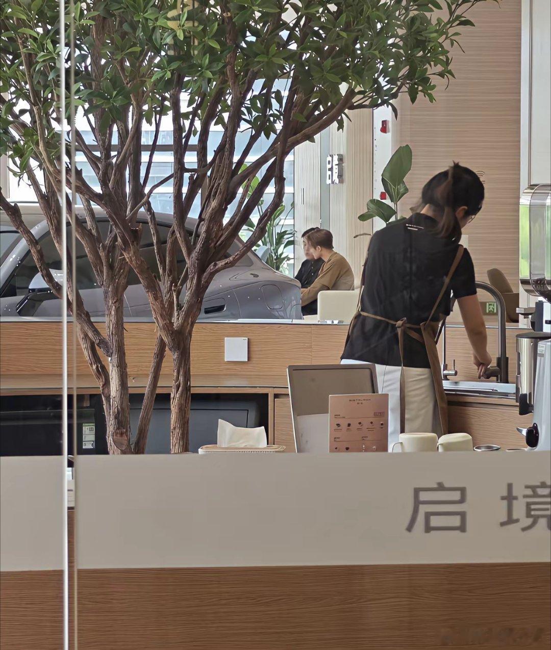 付辛博来武汉提新车，打扮的好潮，这哪儿是39岁啊，分明是青春男大！付辛博刚在《这