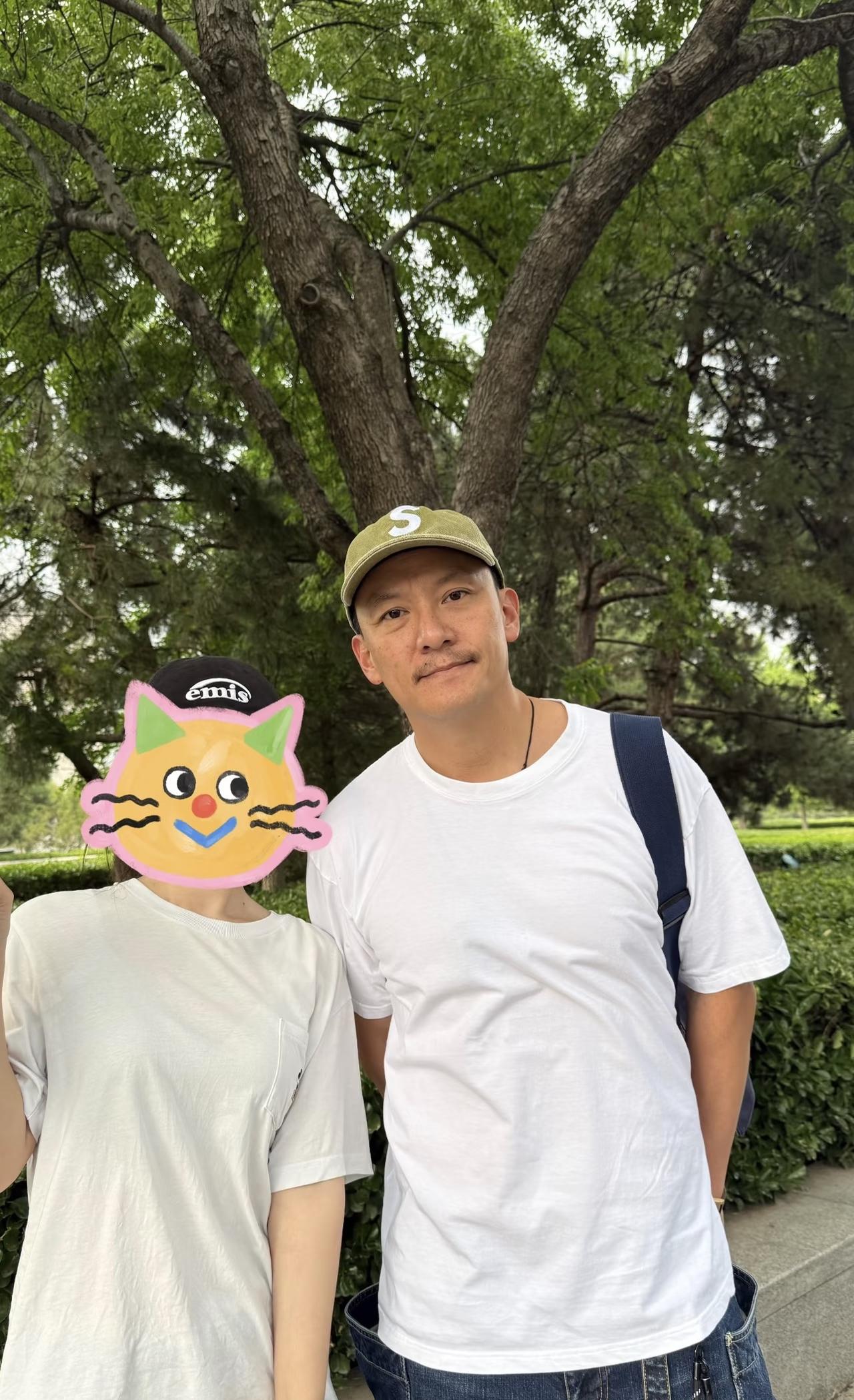 网友晒与影帝张震的合影，沧桑大叔既视感，眼袋眼纹脸也垮了，胸肌没了肚腩很明显，曾