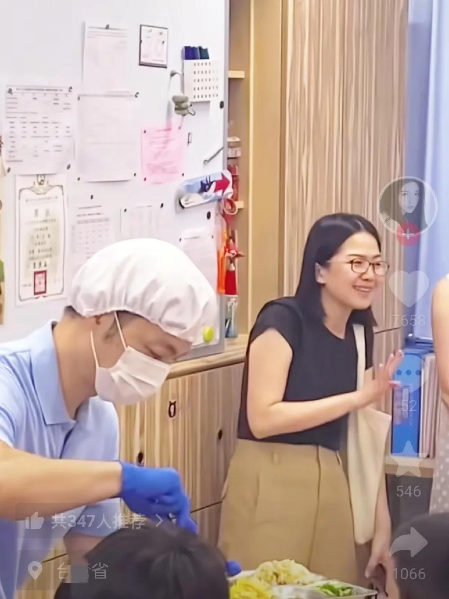 作为堂堂一位市长，他去小学生食堂里给他们打饭，究竟是不是作秀呢？在成都国际车展上