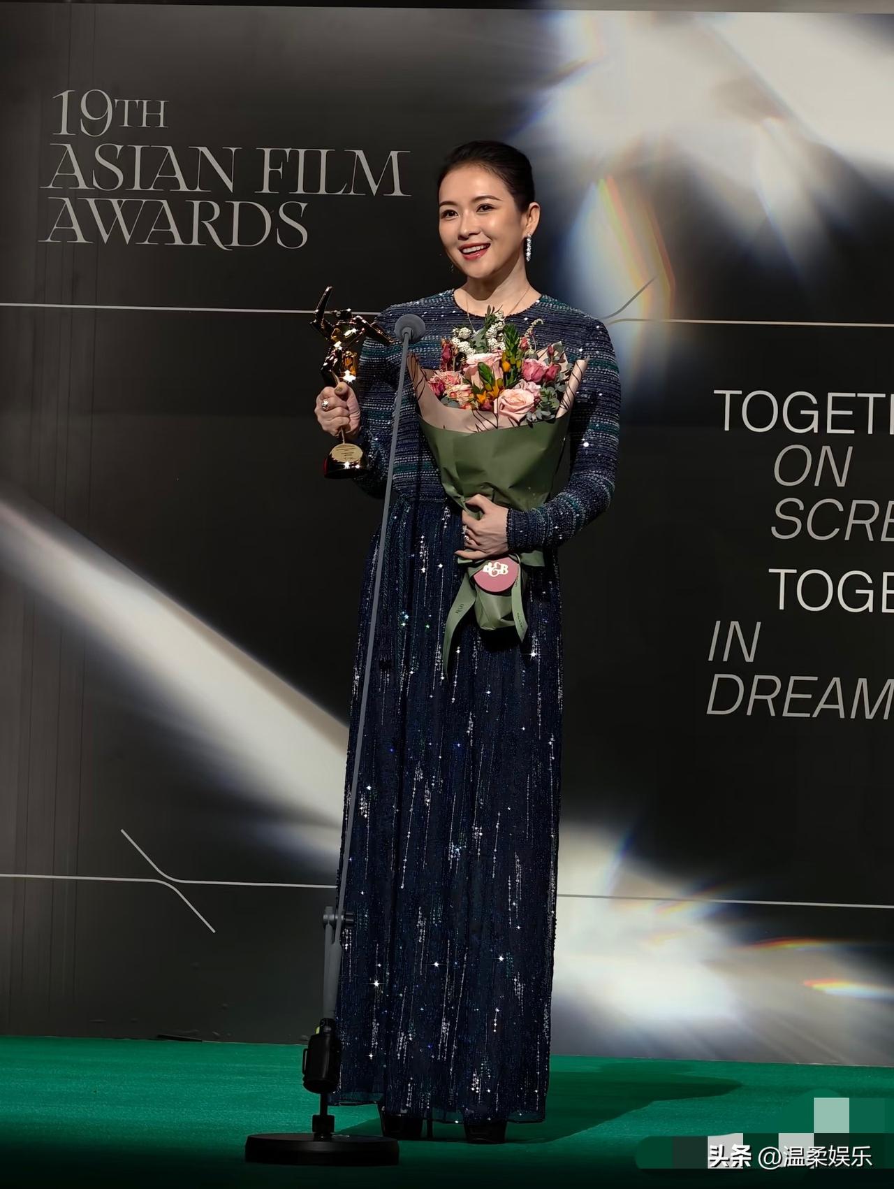 章子怡获19届亚洲电影🎬大奖：卓越电影人！状态比昨天好多了，脸也已经消肿了，这