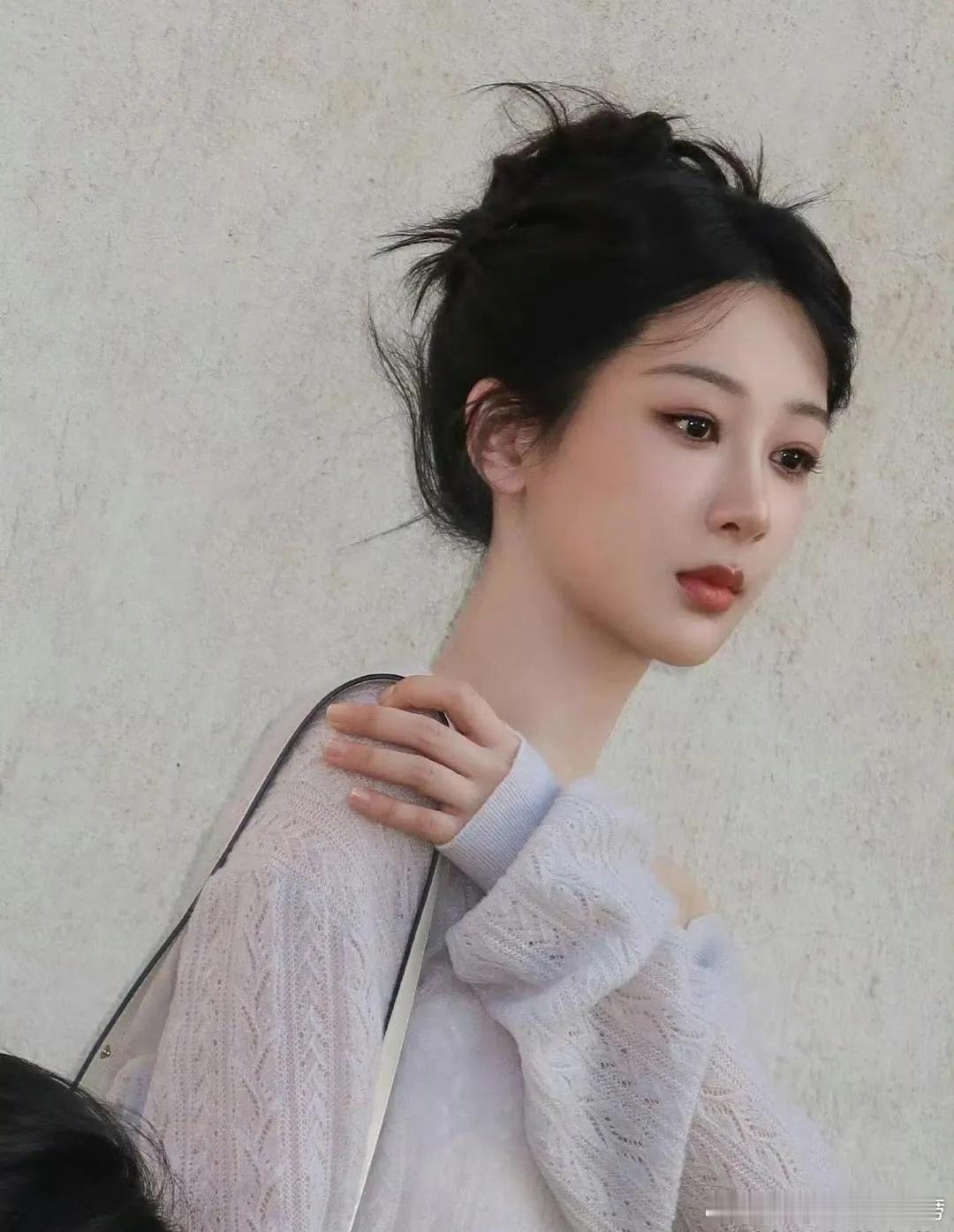 杨紫  哇塞，紫神这气质绝了，真的是美到我心里去了！女孩子们，自信起来，你就是最