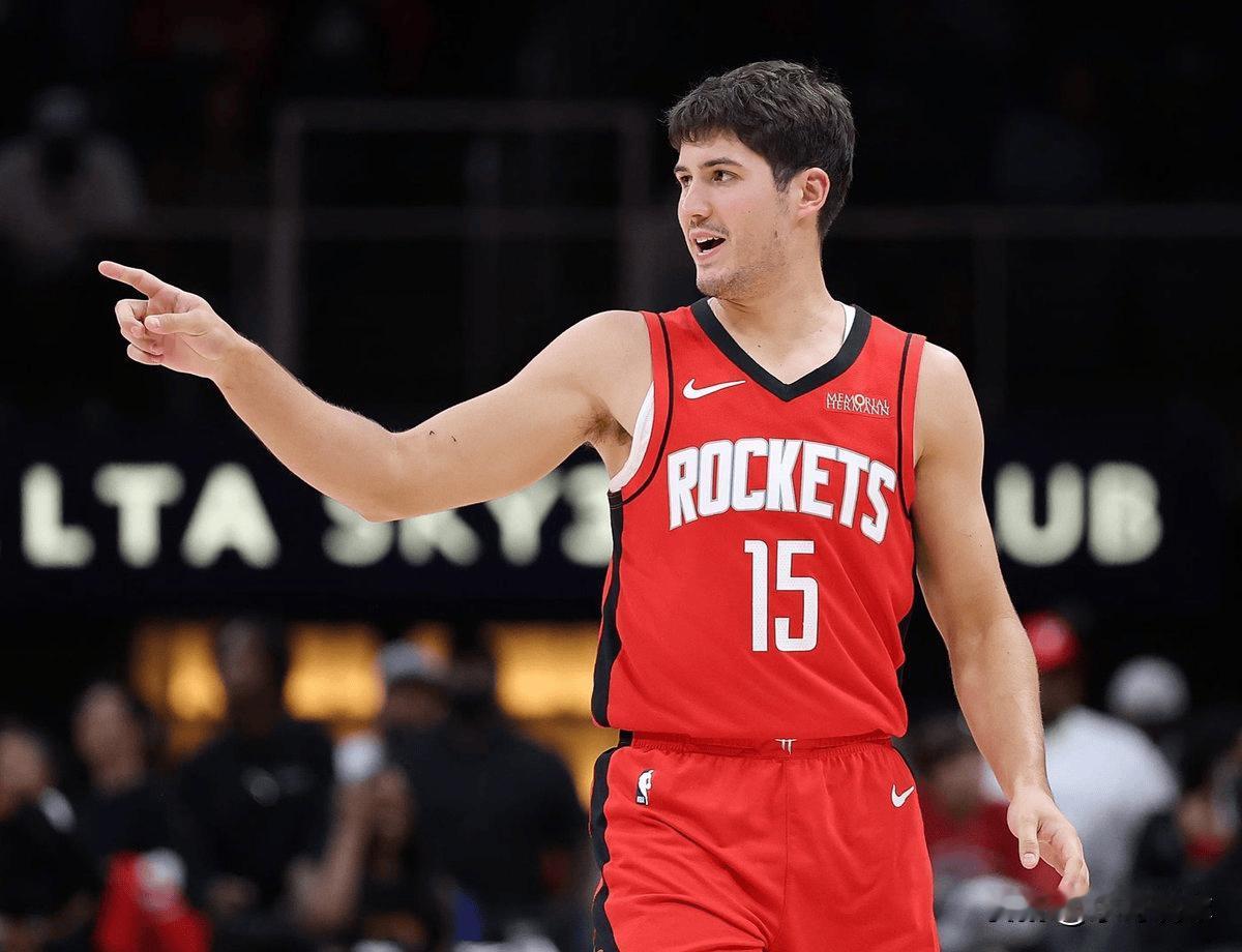 谢泼德今天砍下15分+4篮板+8助攻+1抢断，火箭赢球。有一说一，他个人已经具备