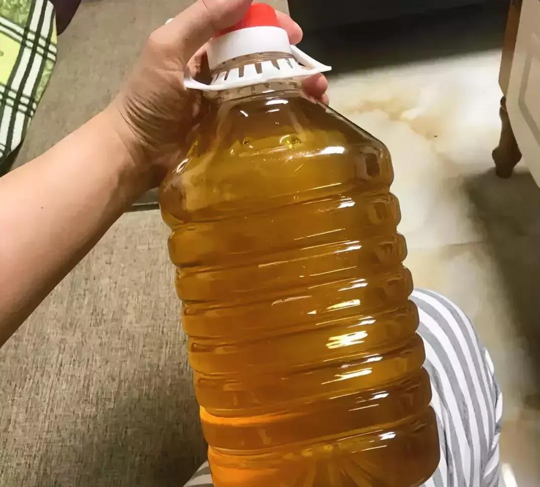同事家榨了很多茶油，这次她回老家我让她给我带点，结果带了10斤茶油让我转她500