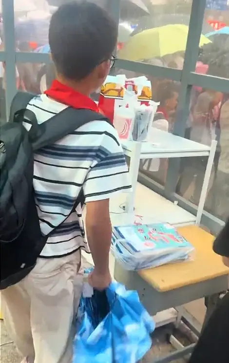一份“别人点的肯德基”，让小学男生家长被骂惨了：羞辱亲骨肉了 ​​​