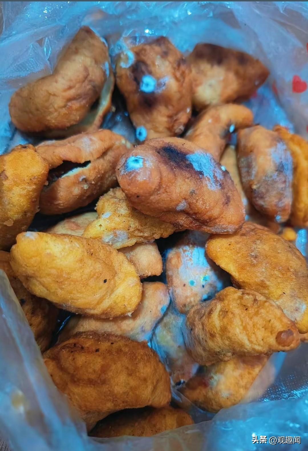 这是我妈春节后，亲手给我炸的元宵。
今天翻出来，已经长了一层白霉。
 
我盯着这