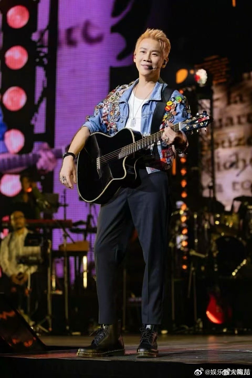 陶喆脱口秀式吃美食 两年前来武汉没赶上过早，陶喆一直惦记着。这次他终于如愿了，从