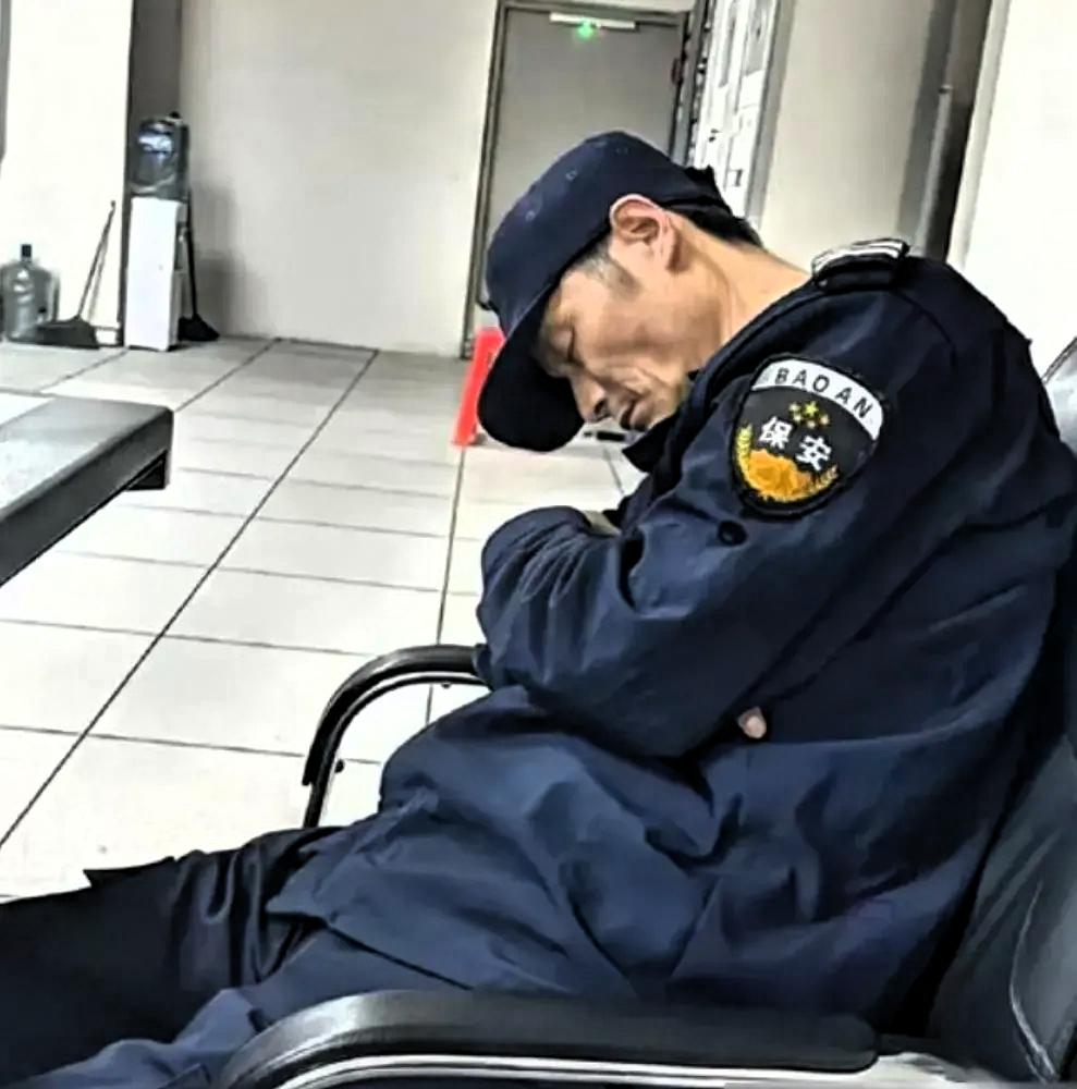 “毫无人性！连正常生理需求都不放过！”
凌晨3点半，60岁保安打了16分钟盹，公
