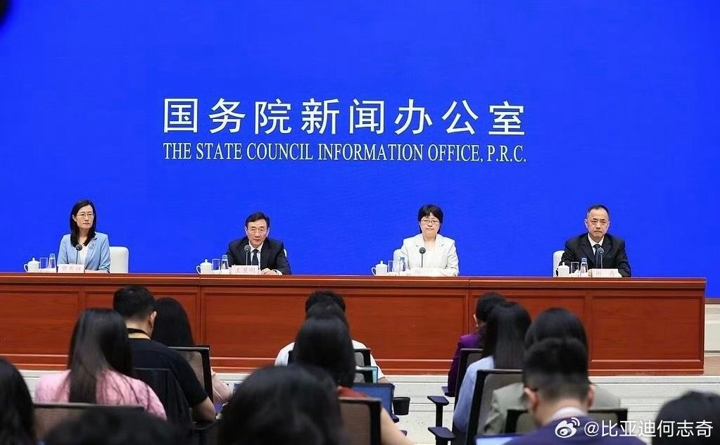 昨天国新办发布会上，工信部总工程师王卫明点赞了我们第二代刀片电池和兆瓦闪充系统—