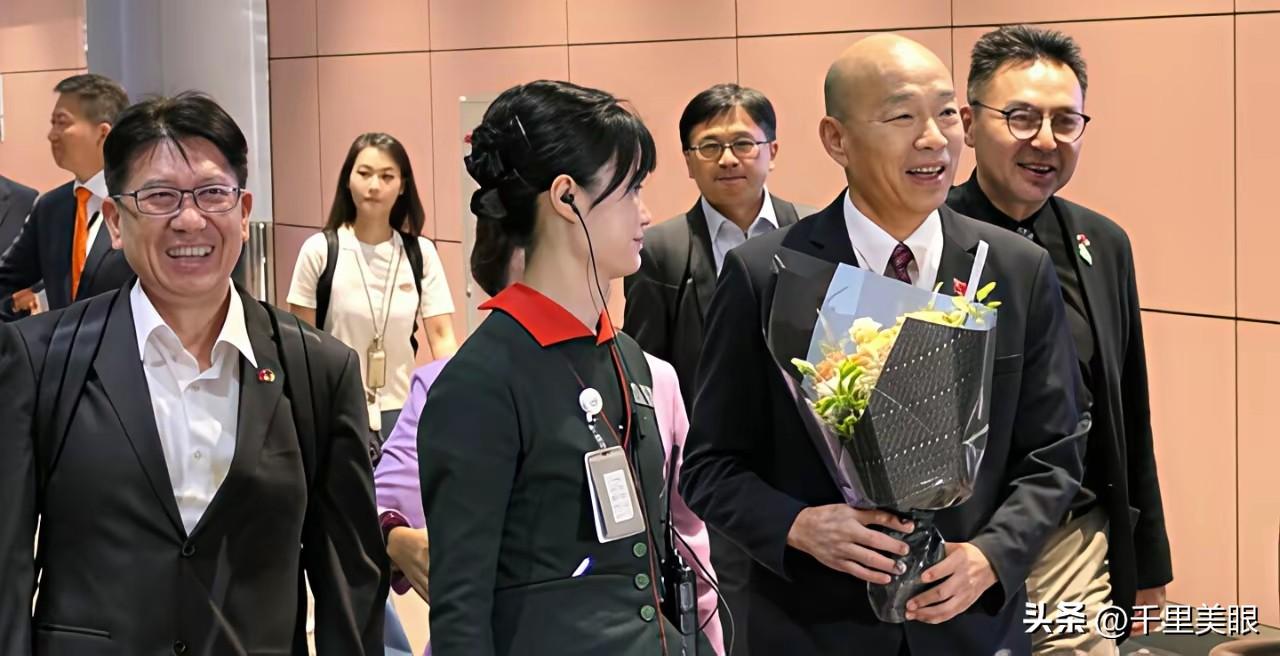 韩国瑜访美回台手捧鲜花，笑得比谁都甜，他心想，在台湾岛内几十年起起落落，从立法委