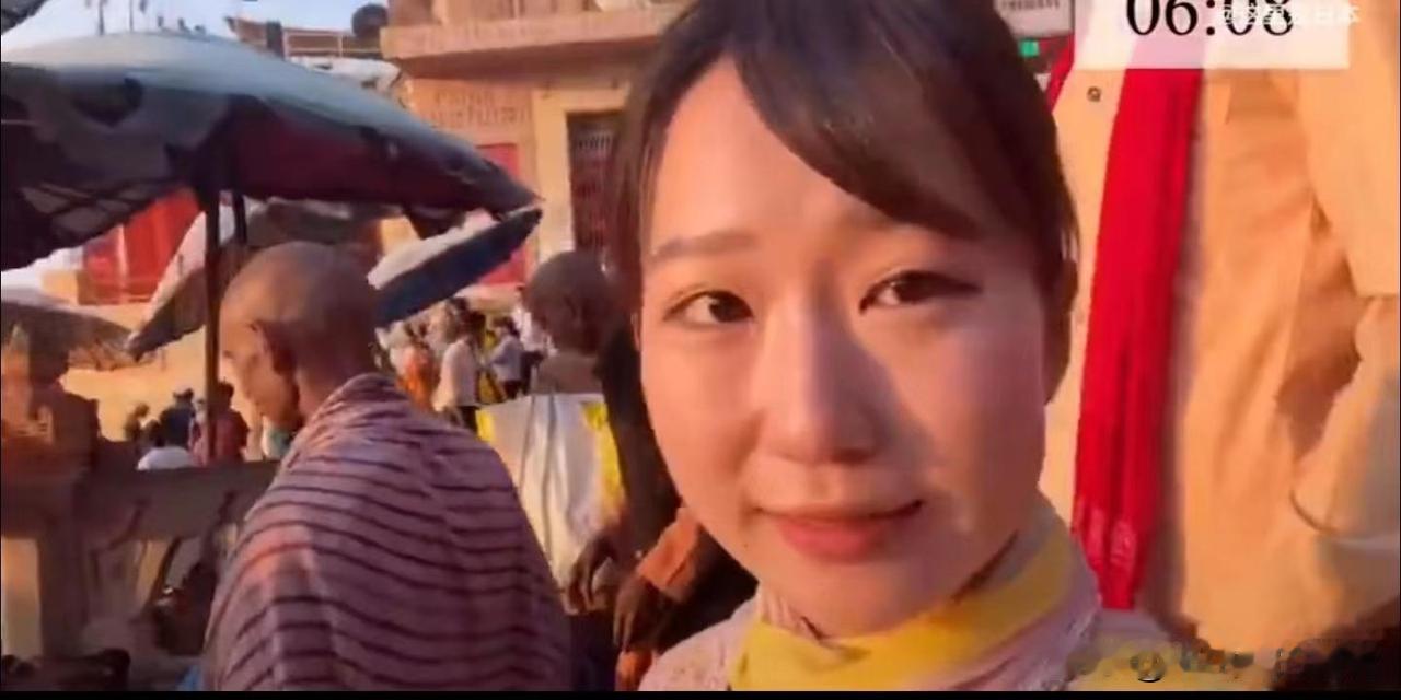 2022年，22岁的日本女网红去印度恒河净身，下蹲浸水引发身体不适，上岸一小时后