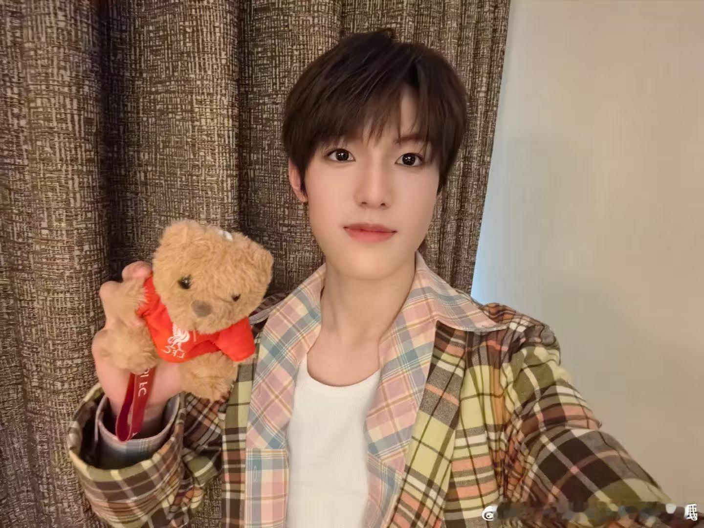 张泽禹脚受伤 尽管脚受伤了，张泽禹依然能够在舞台上发挥出色，超帅的表演和不服输的
