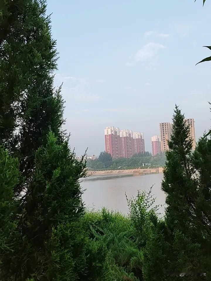 铺天盖地论述韩红的文章，
退休金涨不涨的发文，
占据整个头条，
明知道国家没有发
