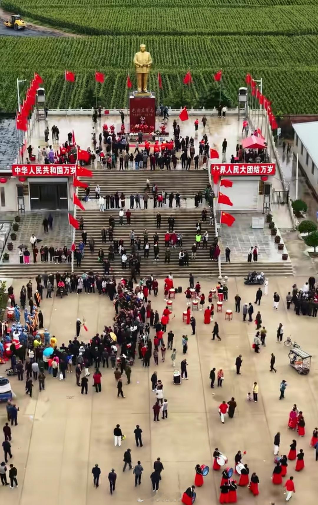河北临漳县刘广营村毛主席铜像广场，2013年建成。北方唯一毛主席铜像广场。铜像通