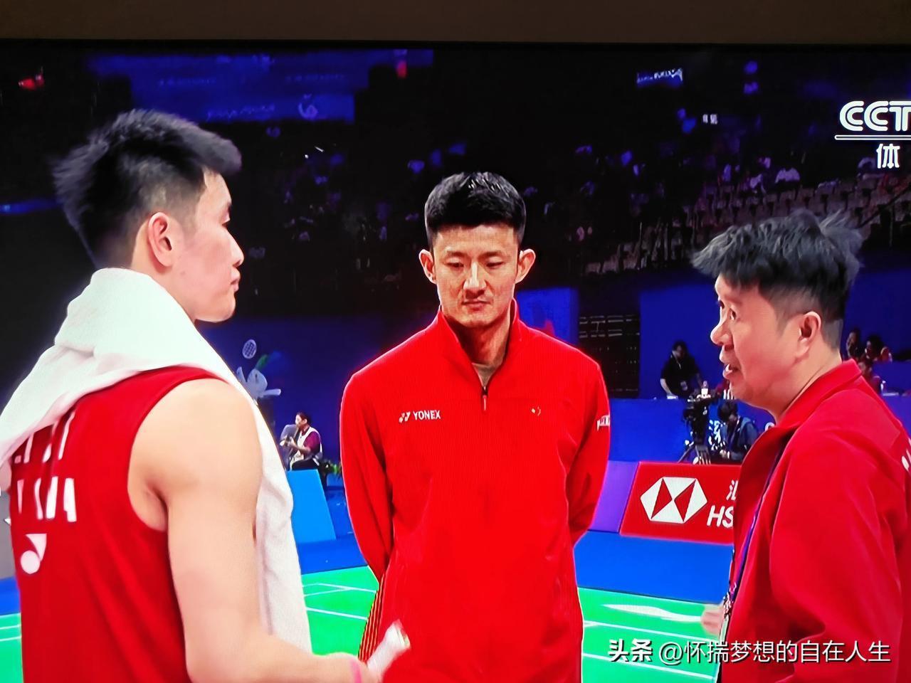 今天看中国羽毛球大师赛，惊喜地看到了奥运冠军谌龙，他与男单主教练孙俊共同出现在了