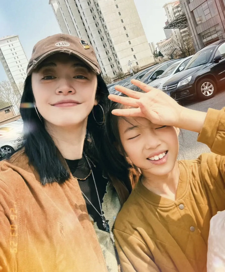 姚晨晒女儿正面照！10岁小茉莉腿长个子高，和爸爸长得一模一样。周末时光，姚晨和普