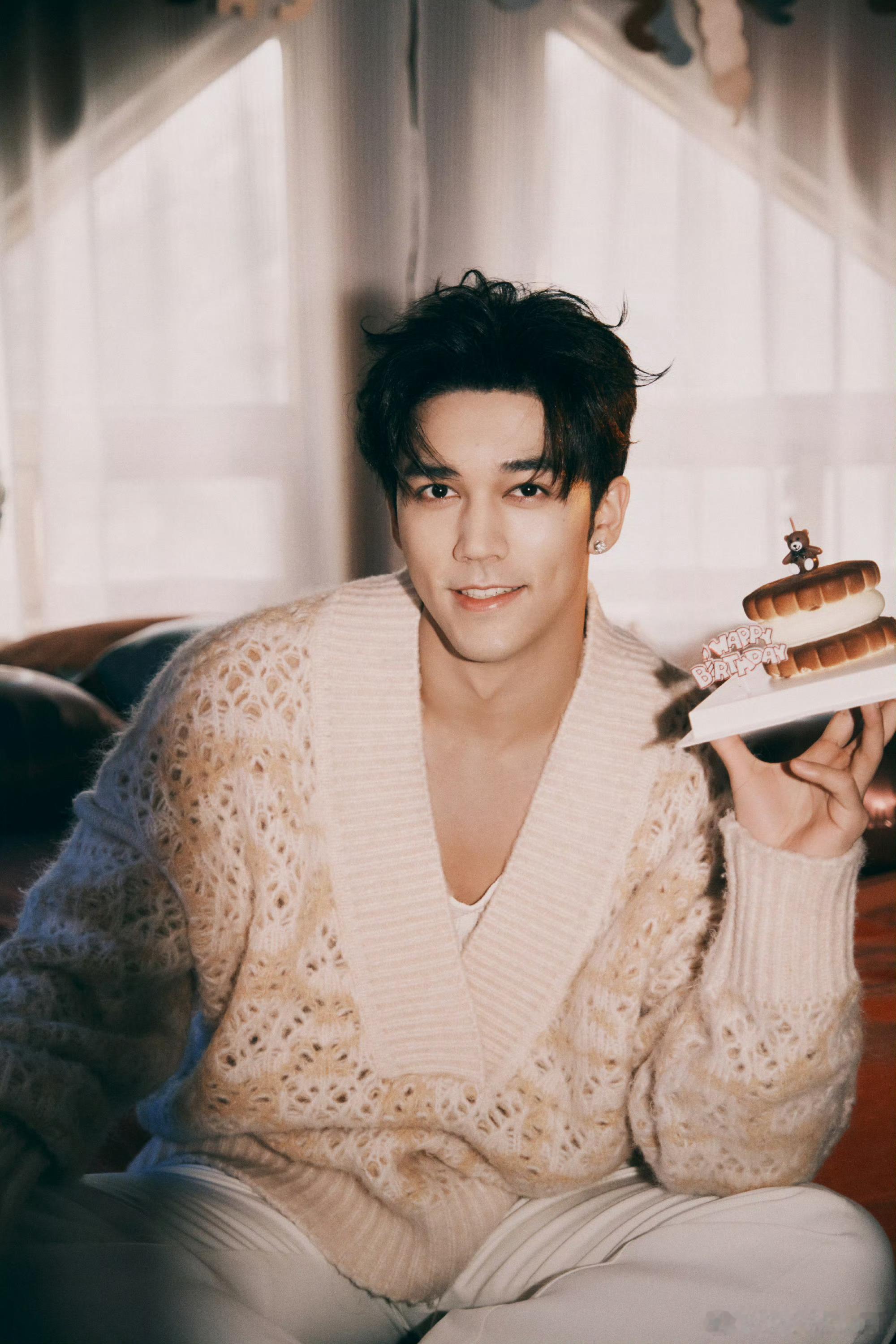 一切都有迹可循，23年陈牧驰和陈冰就被拍到牵手逛街一起看戒指，之后两人多次被拍到