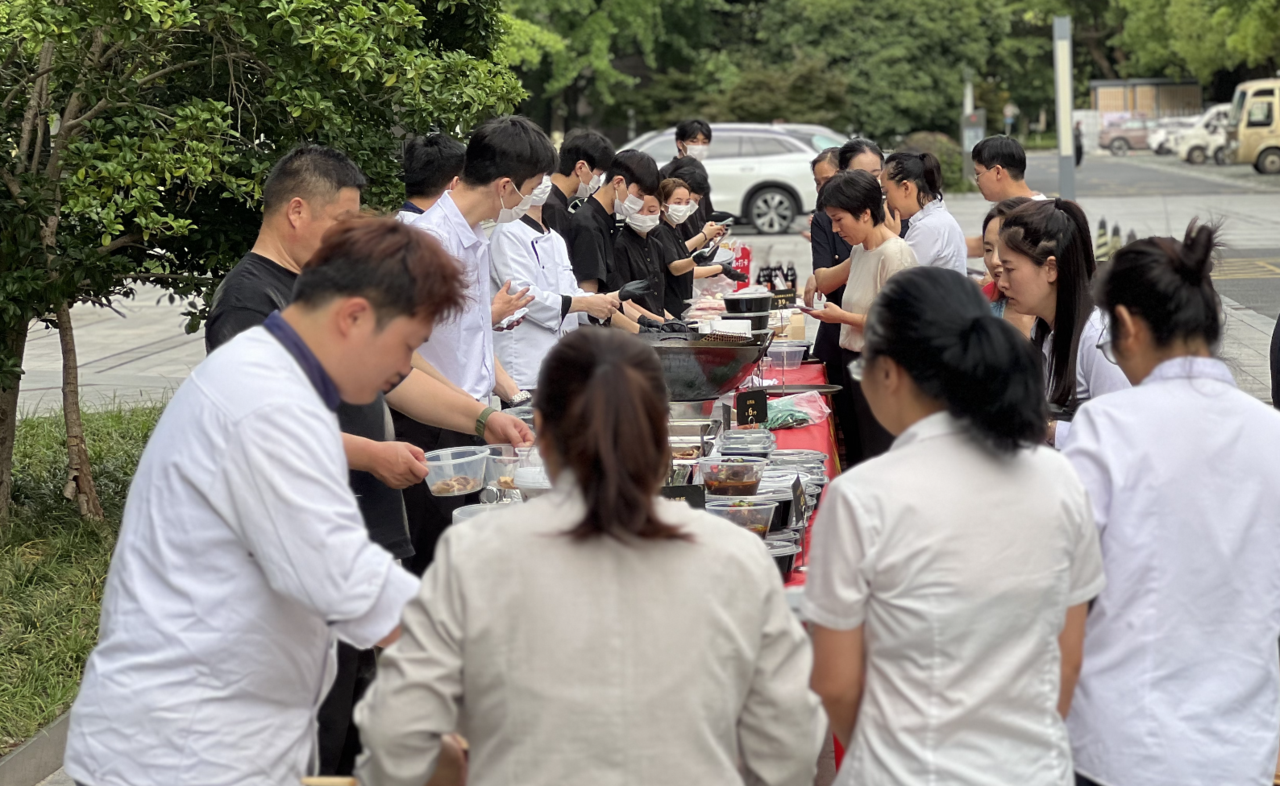 30多只卤鸭不到半小时就抢空，当酒店外摆摆到产业园，上班族很