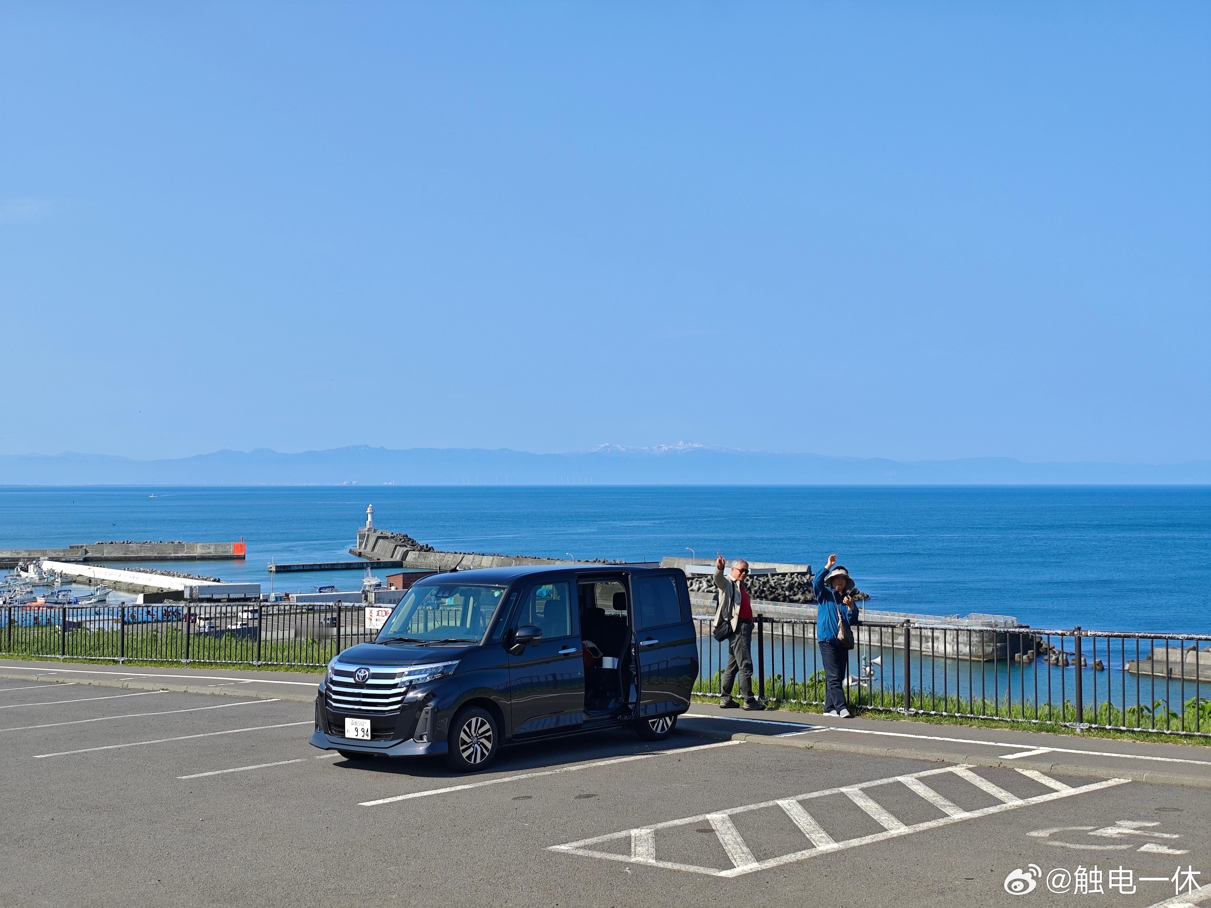 刚回家吃饭，发现爸妈还在看别人拍的北海道游记vlog，特别开心的聊着 “你看你看