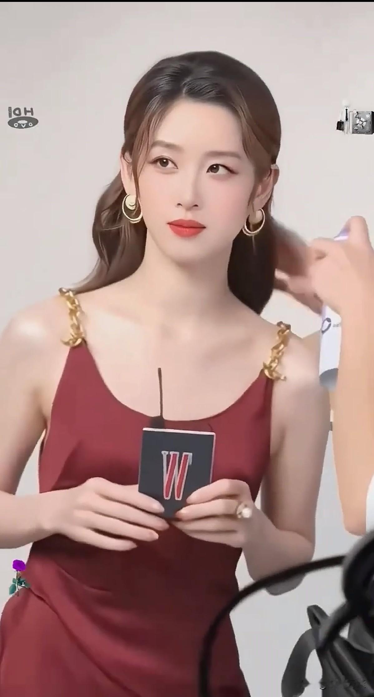 同为超级富豪小骄妻，
章泽天与田朴珺有很多相似之处，
然而她们的风评却大相径庭，