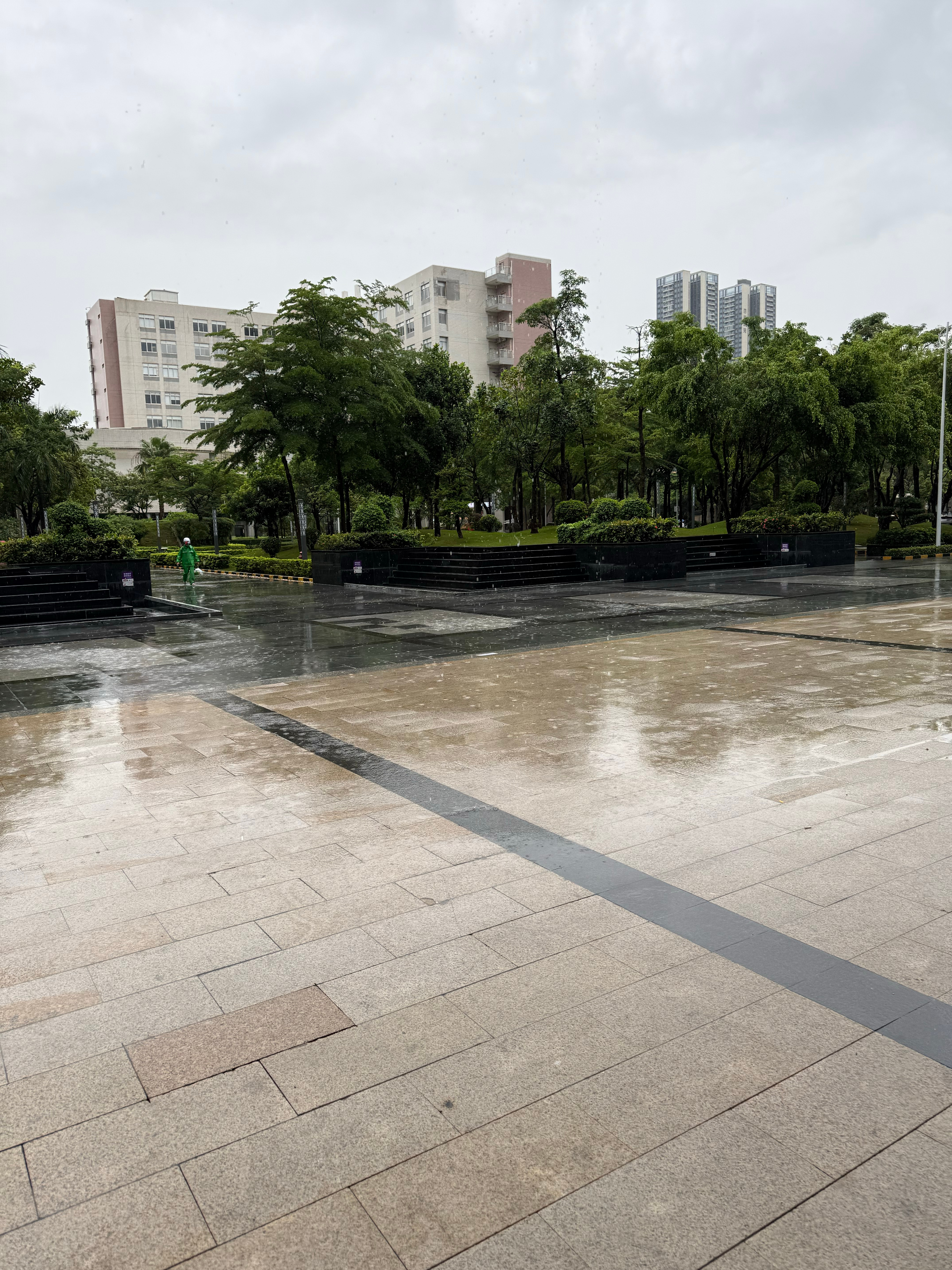 深圳的雨下冒烟了 正好明天端午了嘛 在家门口划船 