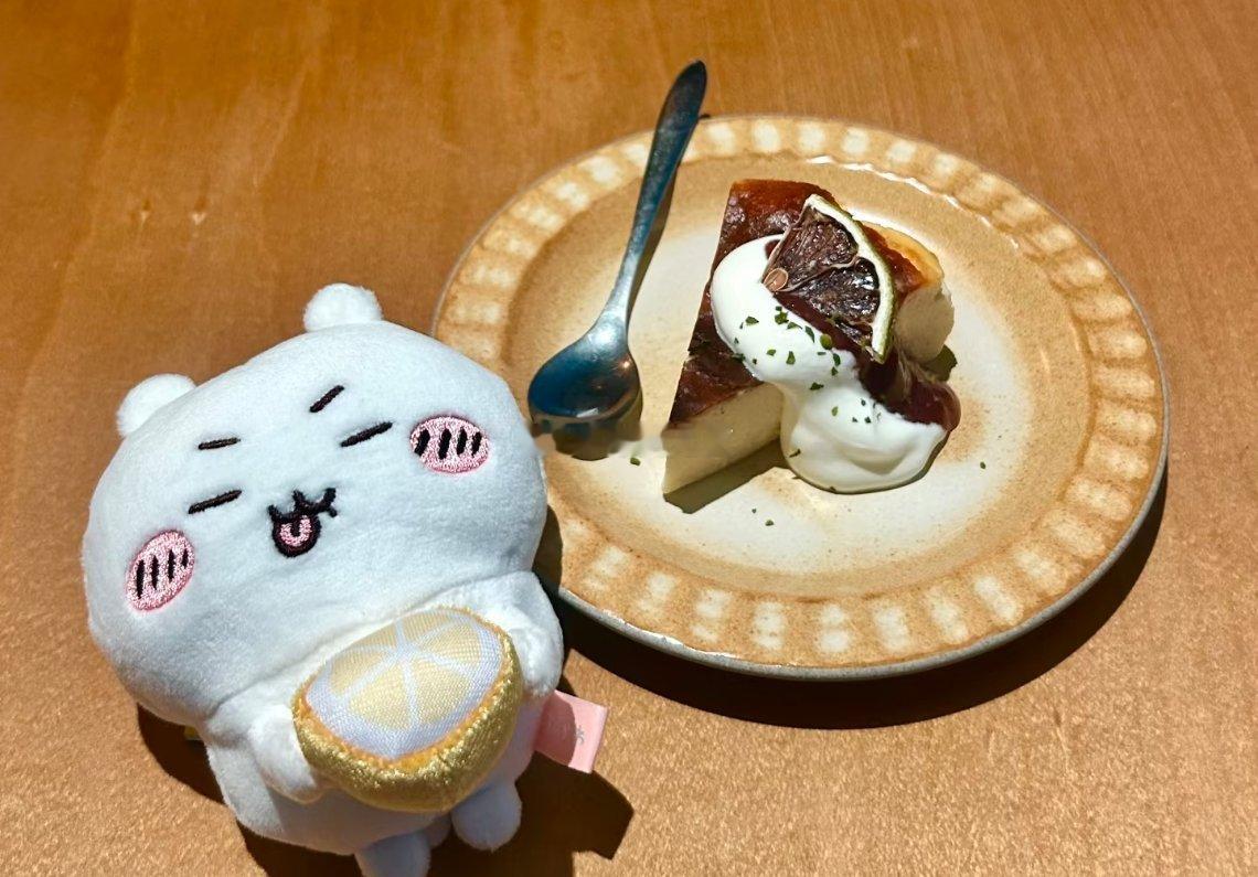 吉伊卡哇灵感共创夏日企画 抱着柠檬小八赴甜品之约，一块焦香巴斯克搭配软乎乎玩偶，