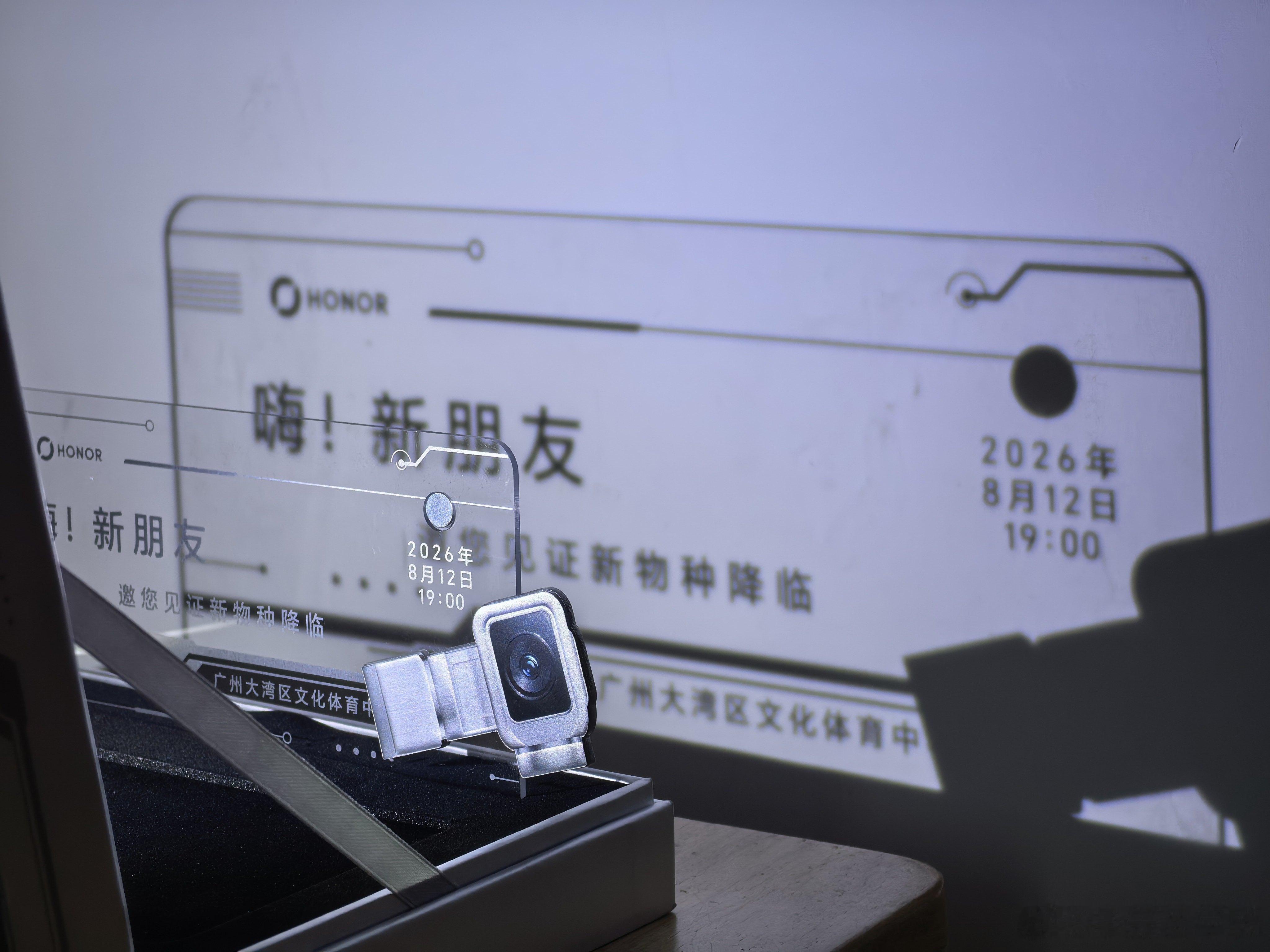 你别说，荣耀RobotPhone这个发布会邀请函还挺有创意。