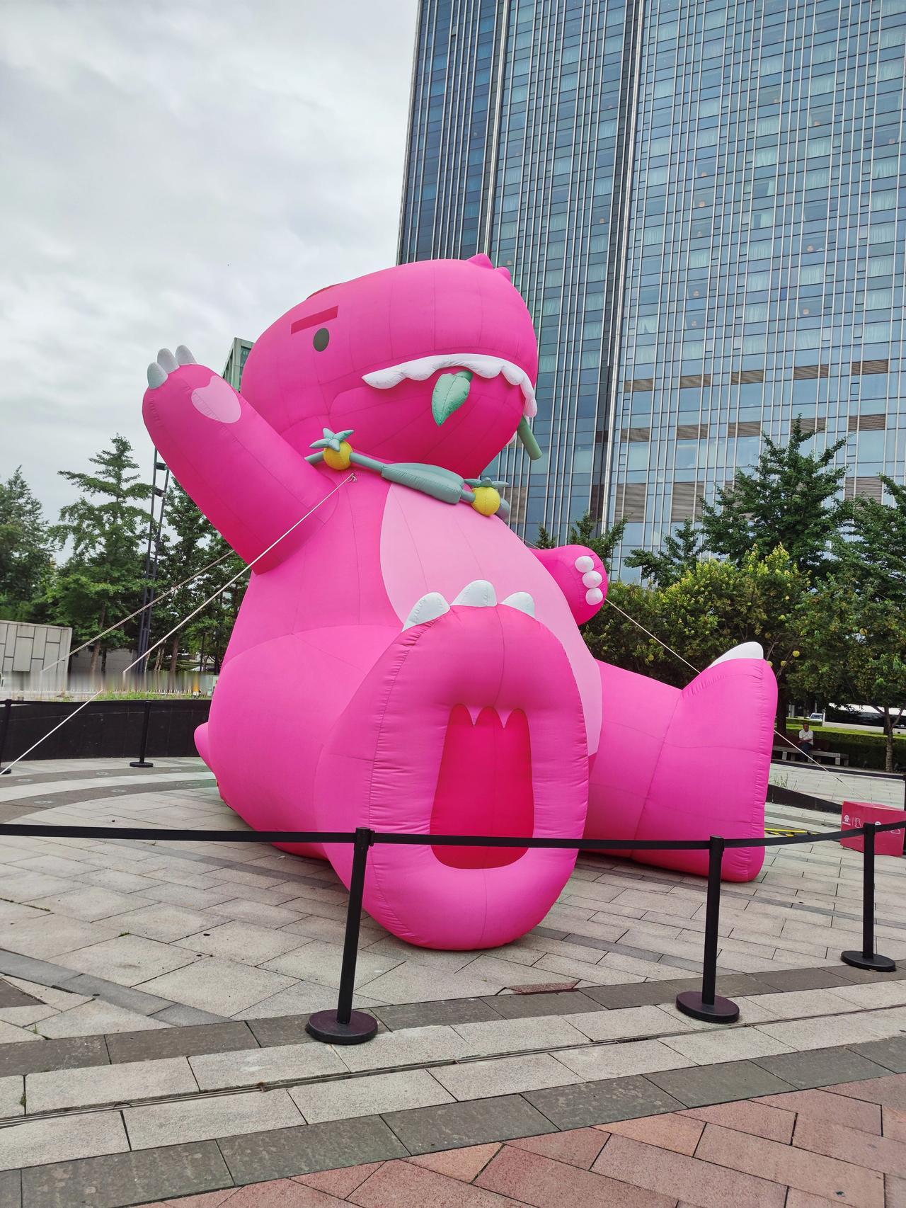 路边的充气雕塑美。在沈阳地铁五里河站，一出站看到巨大的粉红色充气雕塑，美观靓丽。