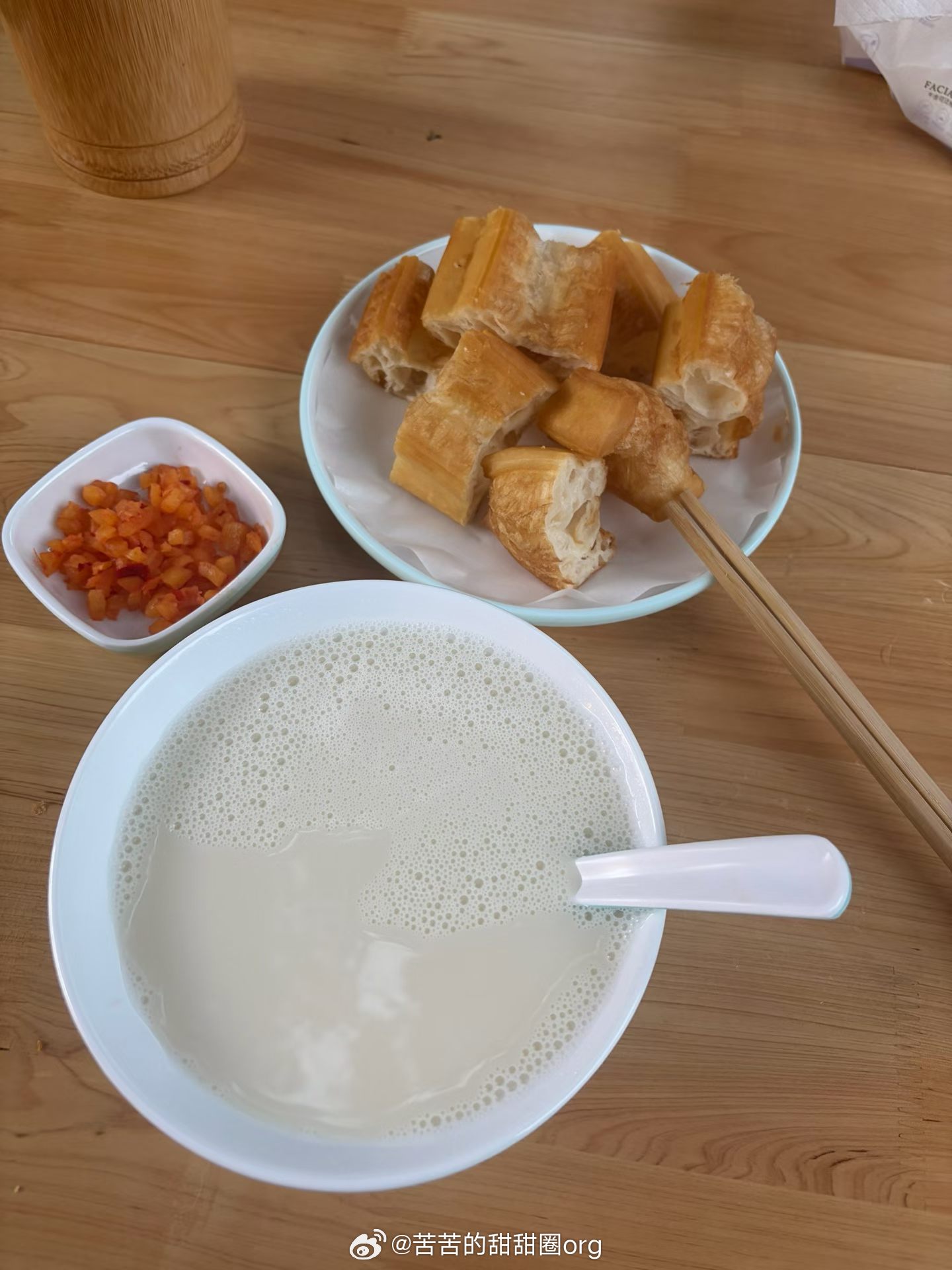刚端上来的豆浆浮着一层细密绵密的奶白泡沫，热气轻轻往上飘，抿一口醇厚温润，豆香在