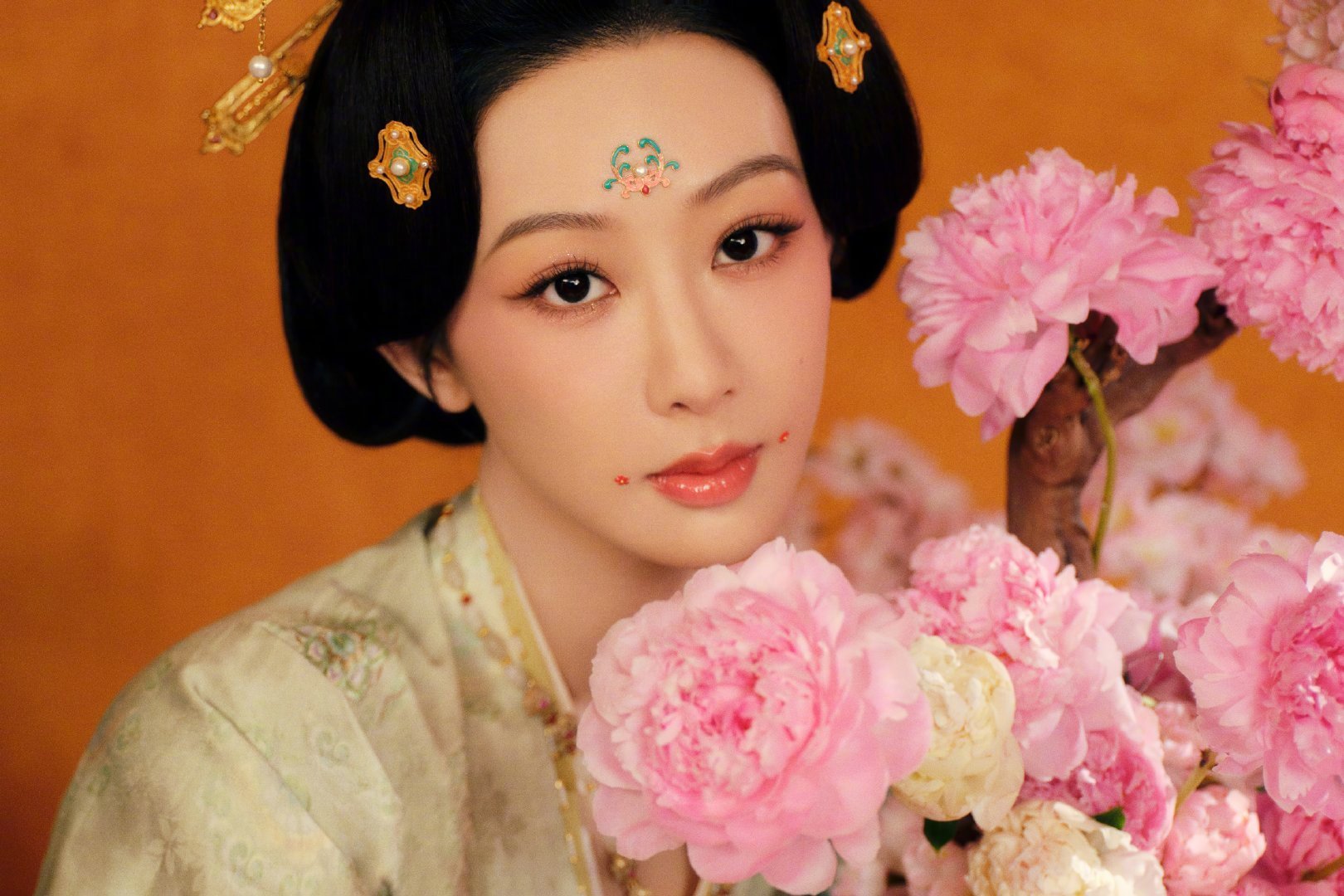 杨紫——国色芳华女主“何惟芳”，最惊喜的出场造型，国色牡丹穿越时空而来。杨紫