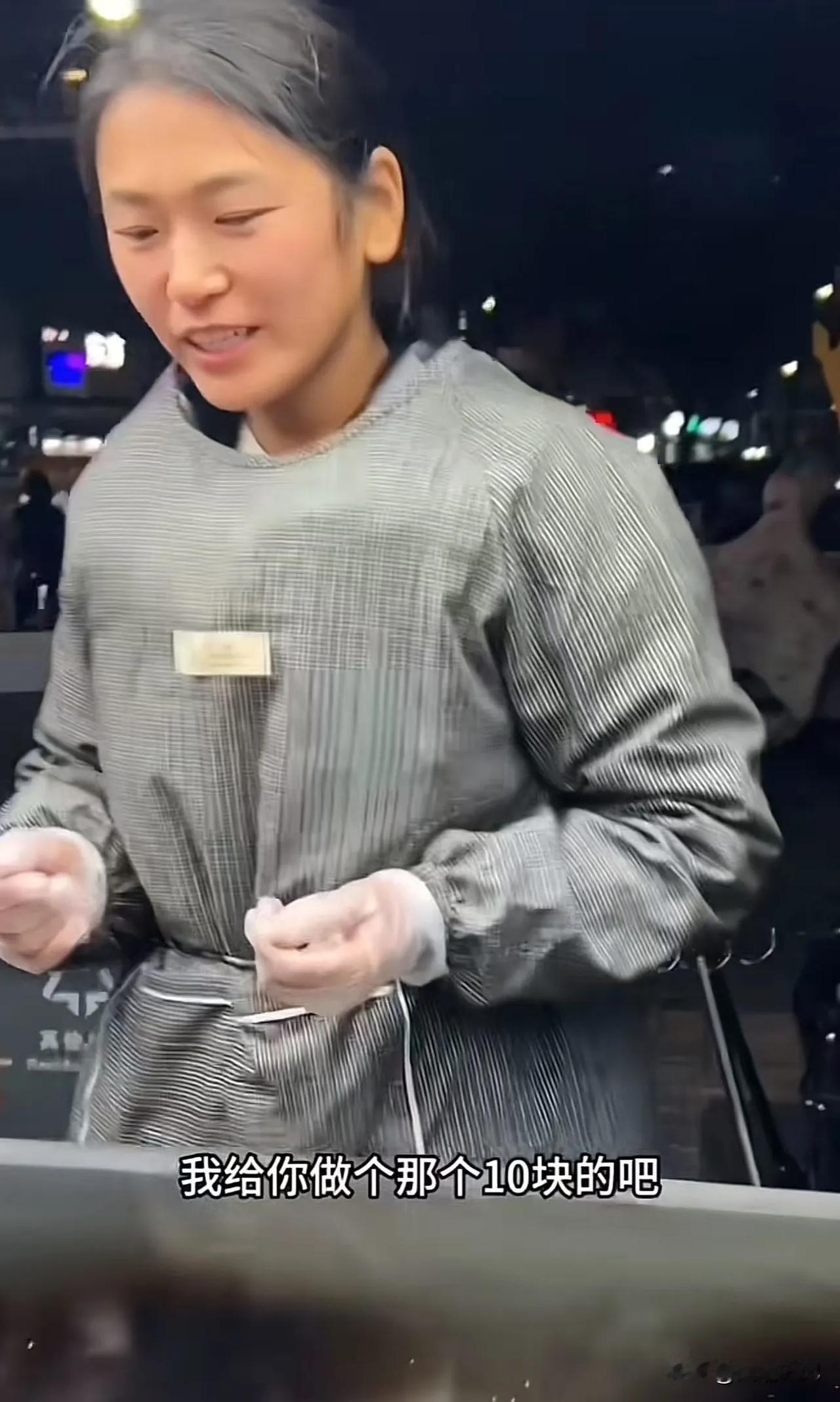 “这就是为母则刚”，山东一女子深夜带着自闭症儿子摆摊卖凉皮，男子厚着脸皮询问女子