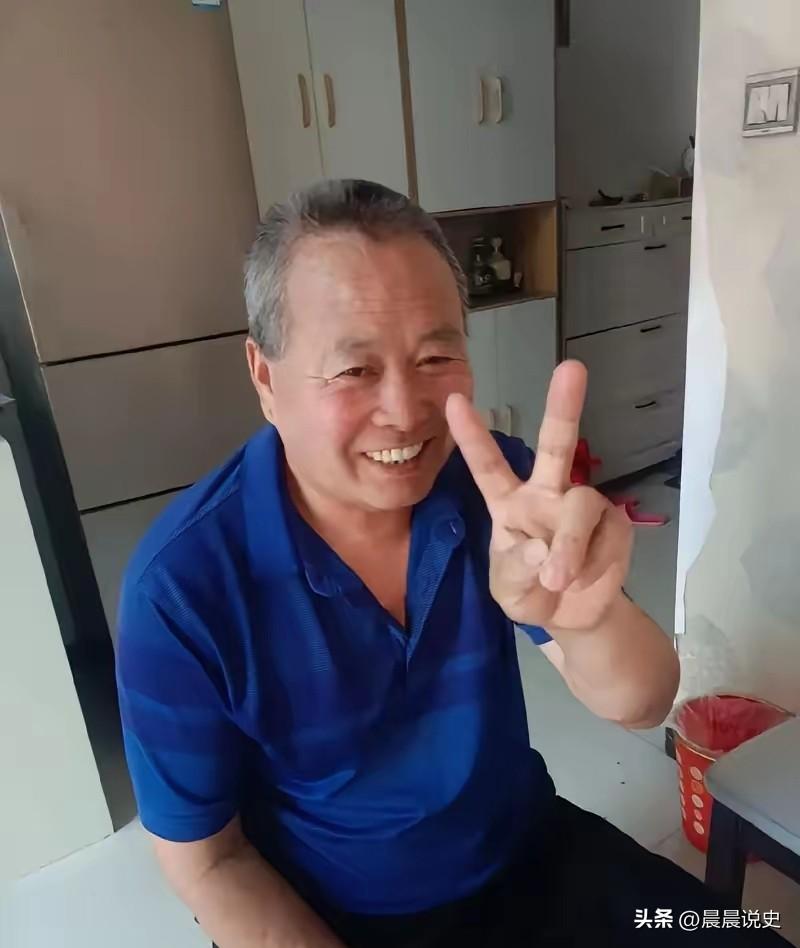 以前总担心老了没钱花，现在我信了，人老了，真花不了什么钱。
​我爸65了，退休金