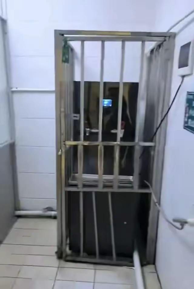 医院开水房热水器加装栏杆。河南省宁陵县人民医院开水房热水器加装栏杆，家属称接水不
