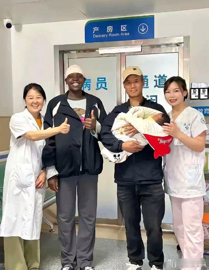 原本以为黑人的基因强大无比，实际上并非如此呀，你看，她竟生下了一个黄皮肤的小孩。