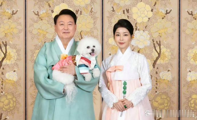韩国第一夫人金建熙虽然已经52岁，但脸上一丝皱纹都没有，可惜手暴露了年纪。 