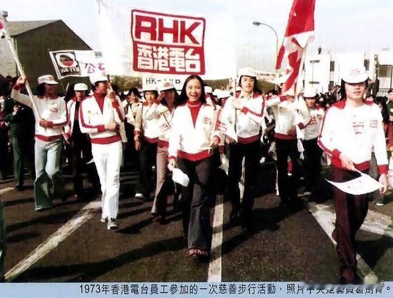 长腿姐姐葛剑青的故事
 
1971年，香港的夏天闷热得像蒸笼。维多利亚港的货轮鸣