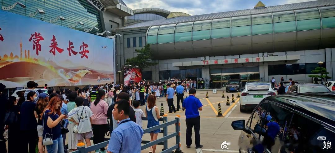 摩登兄弟[超话] 捡了两张图！人好多啊！520表白日 宝宝的少女心 ​​​