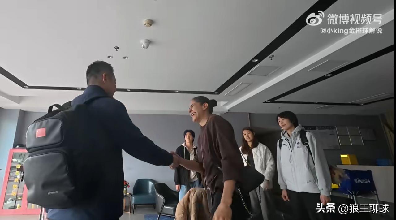 天津女排赛季结束，巴西外援主攻娜塔莉亚跟天津队告别，37岁的老将为天津女排获得第