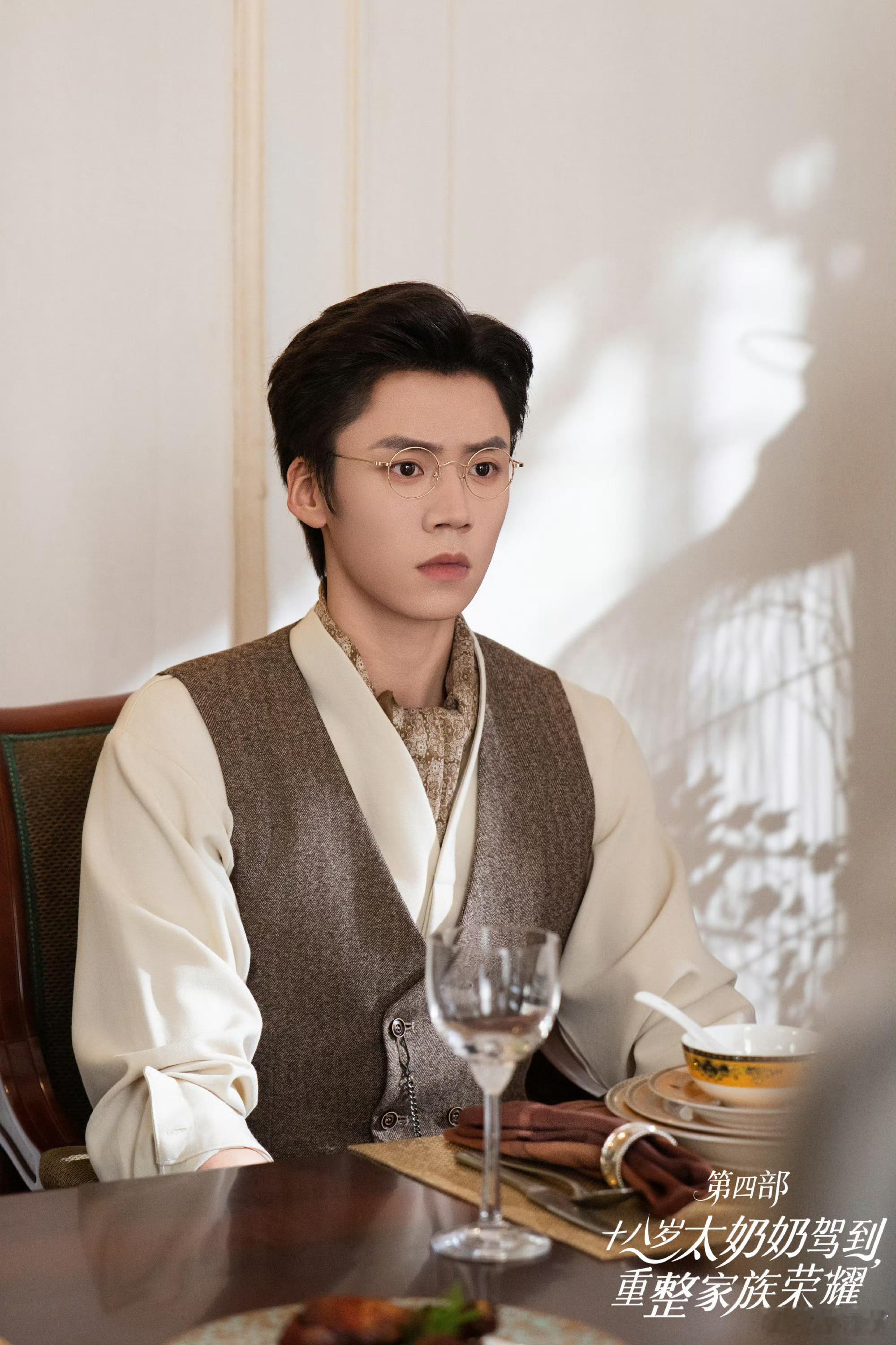 一部短剧凑齐七个男妲己昨晚看完了 没前几部好看 蔡欣洋很帅 身材很硬核 