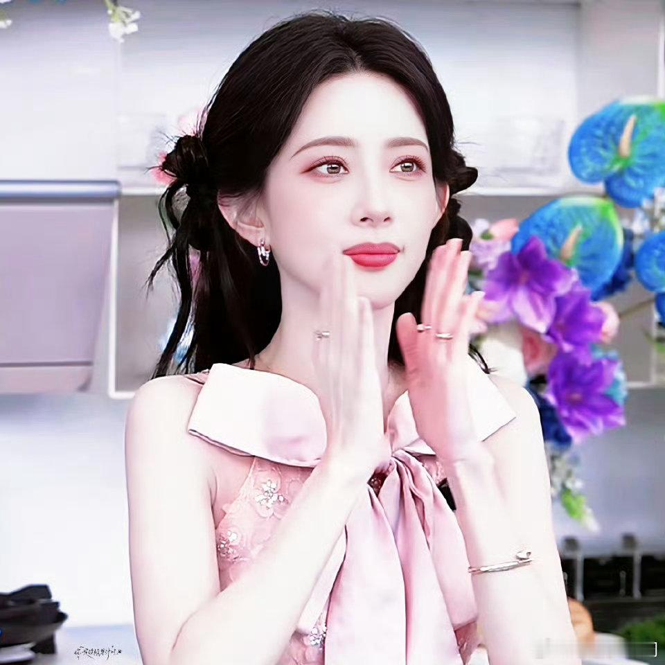 孟子义这版《波斯猫》是来搞笑的吧！人歌各走各的，但她全程笑嘻嘻自黑，这氛围感染力