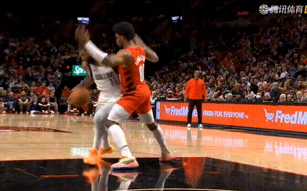 欧文被队友误伤，这一下看着挺严重的。