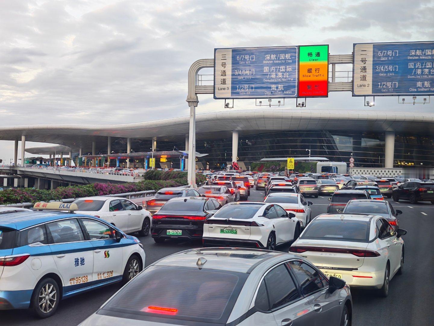 五一假期10大城市上榜了早晨6点的深圳宝安机场，出发口已经开始堵车了。候机大厅里