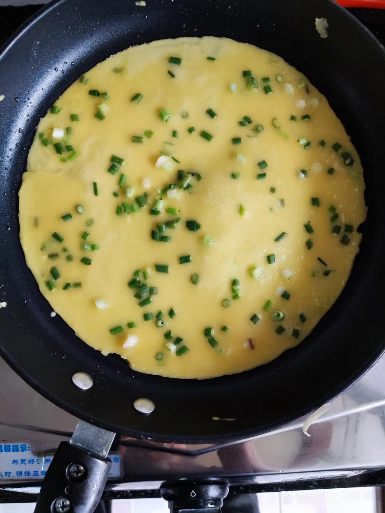 今日早餐
白粥+鸡蛋饼+罐头鱼
真不知道吃啥好，随便整[偷笑]
看起来还算有食欲