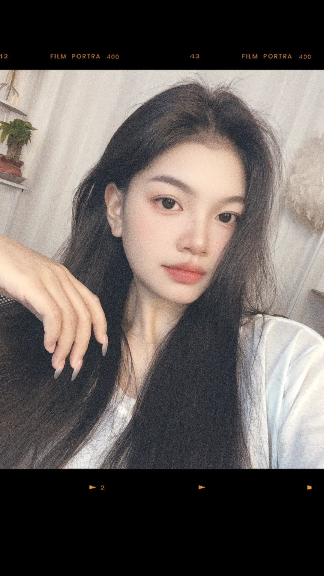 她的心好大  大到什么苦都可以独自消化  她的心又好小  小到一句安慰...