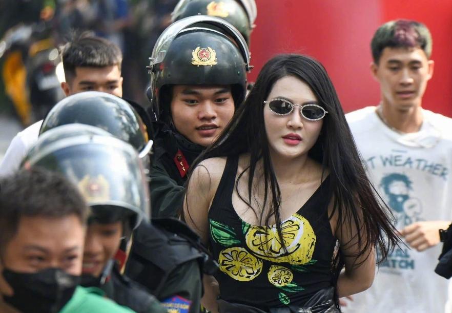 果然漂亮是可以为所欲为的，
就连女暴徒也遭到了众人追捧，
可能这就是漂亮带来的后