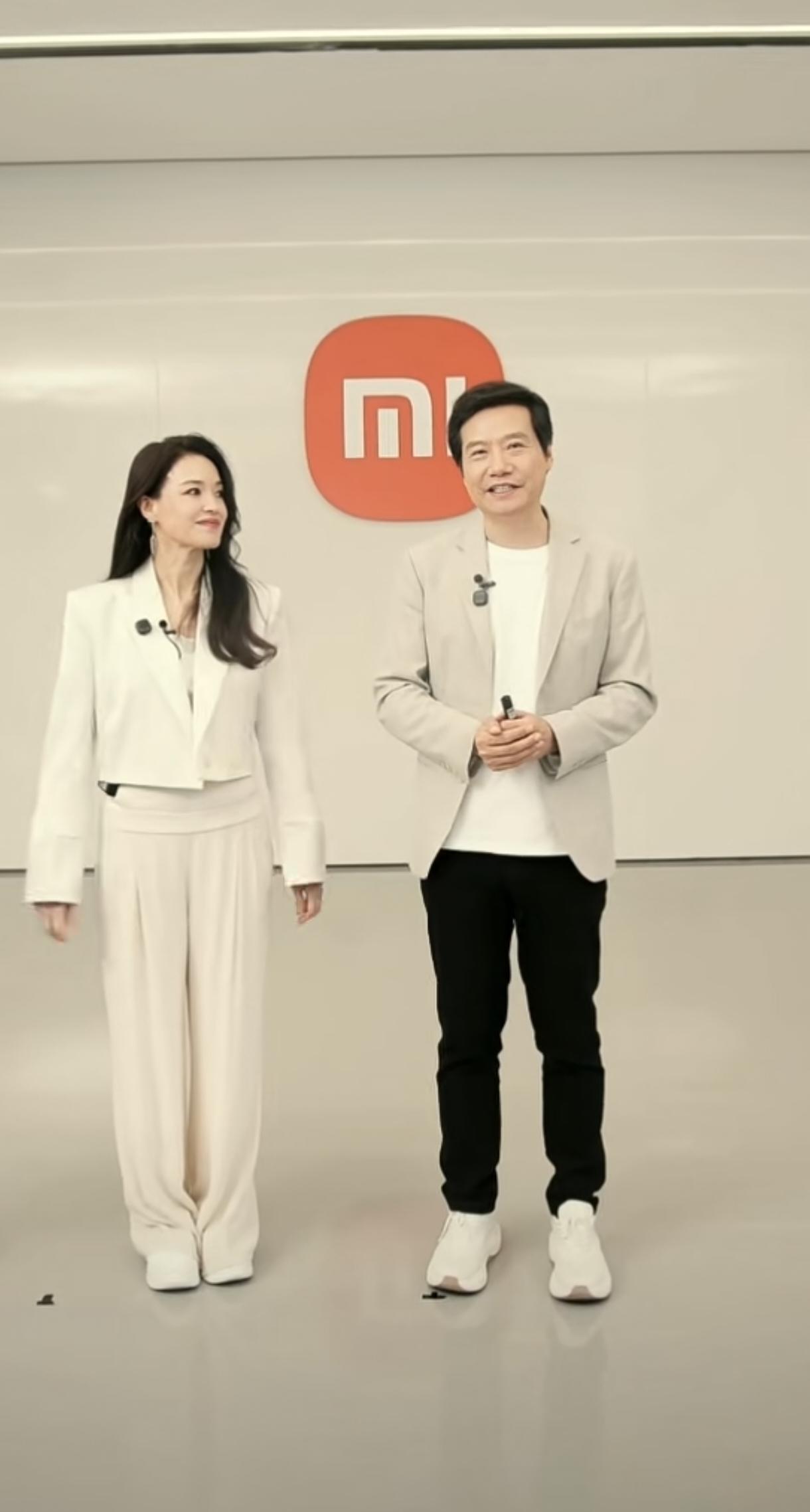 小米门店里已经有舒淇的照片了，雷军认认真真的介绍小米汽车制造流程、工艺技术、环境