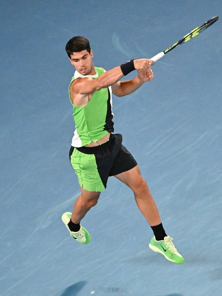 阿尔卡拉斯实现全满贯👂👂👂告诉我：最年轻的「全满贯」是谁？👂👂👂澳网