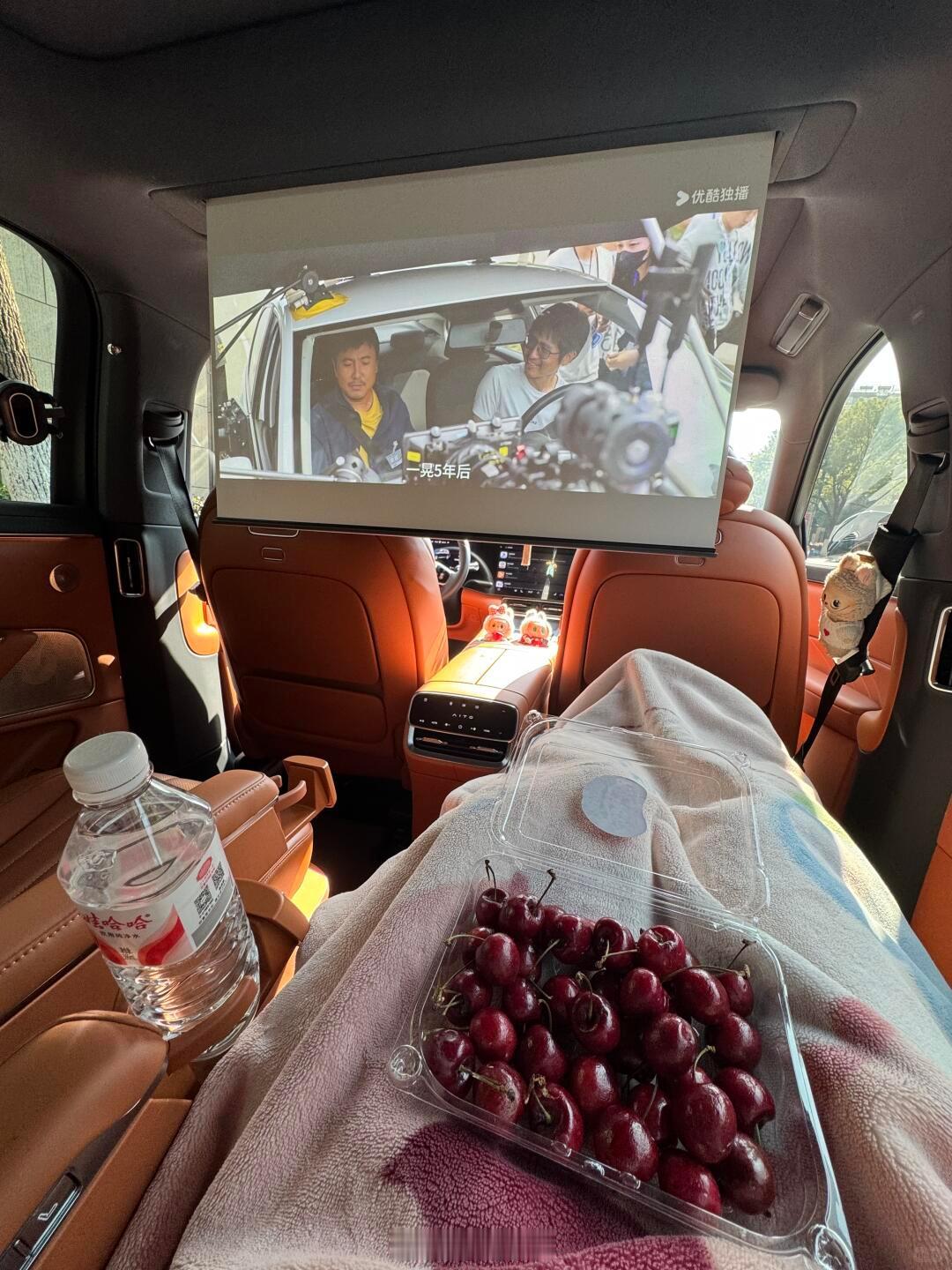 今年春节回家，我跟老婆做了个大胆的决定——不开油车，就开问界M8回老家。说实话，